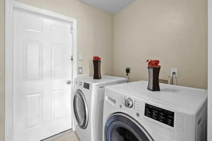 $2000 : Rento Casa En Cape Coral image 5