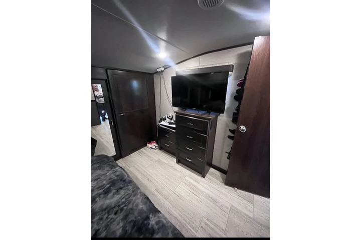 $1500 : Renta RV lujoso y moderno image 6