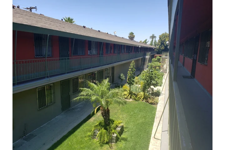 $1700 : Lynwood-Apt 1 Rec/1bano image 2