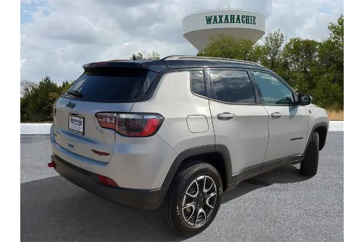 $22886 : Jeep Compass 2024 4x4 Trailh image 5