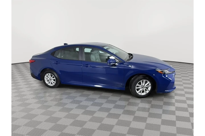 $30000 : Gold Certified 2025 Camry LE image 8