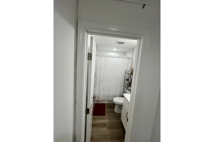 $1300 : Room for Rent/Rento Recámara image 2