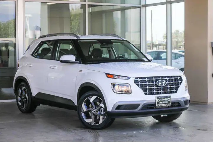$21726 : Hyundai VENUE 2025 SEL 4dr C image 2