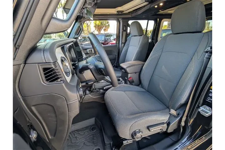 $39988 : Jeep Wrangler 2024 4x4 Sahar image 6