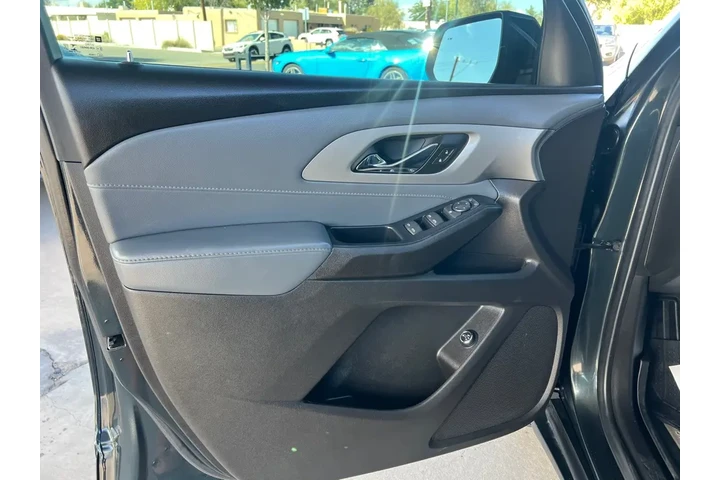2021 Traverse image 10