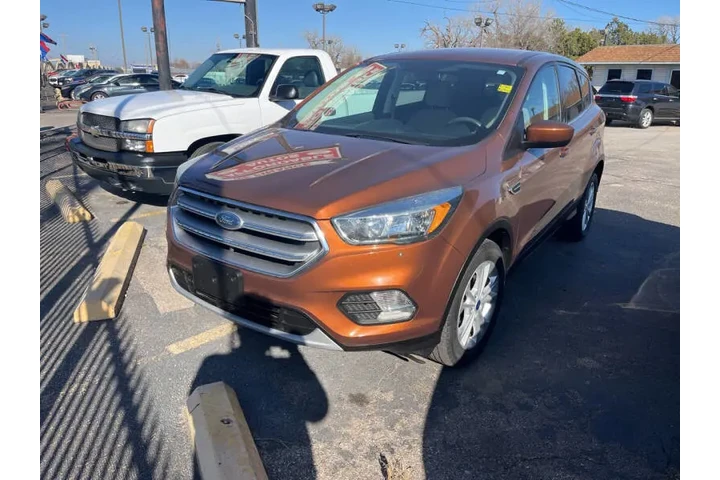 2017 Escape SE image 1