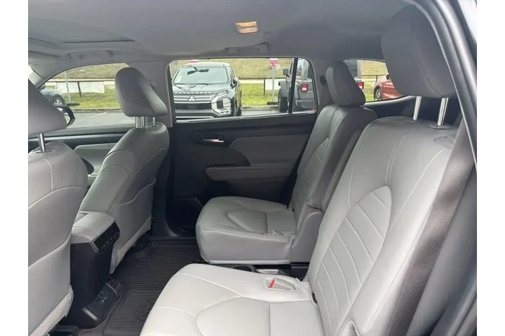 $38991 : Toyota Highlander 2025 LE 4d image 8