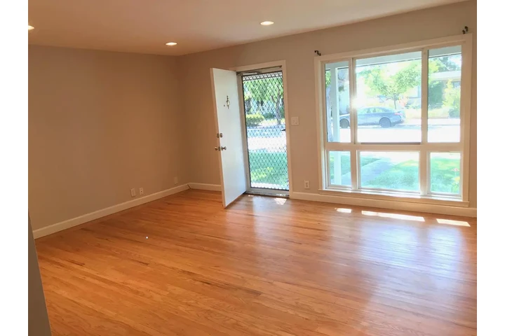 $800 : Updated 2 bedroom / 1 bath image 2
