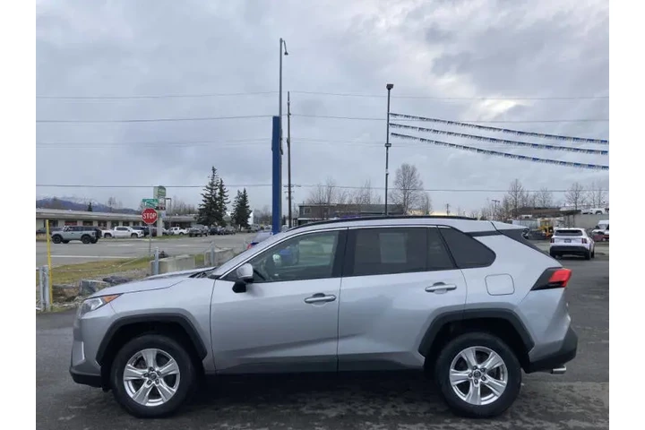 $28999 : 2020 RAV4 XLE image 9