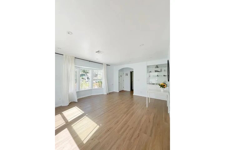 $1250 : renovated charming 3 bedroom image 5