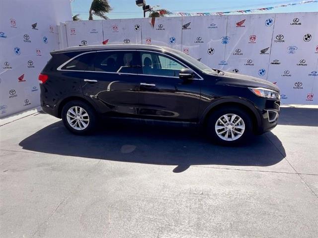 $15995 : Used 2018 Sorento LX FWD for image 2