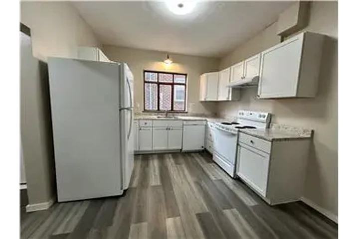 $700 : Rental property with 2 bedro image 1