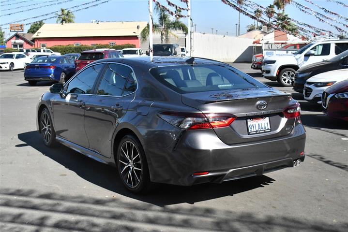 $23966 : Camry SE Sedan 4D image 6