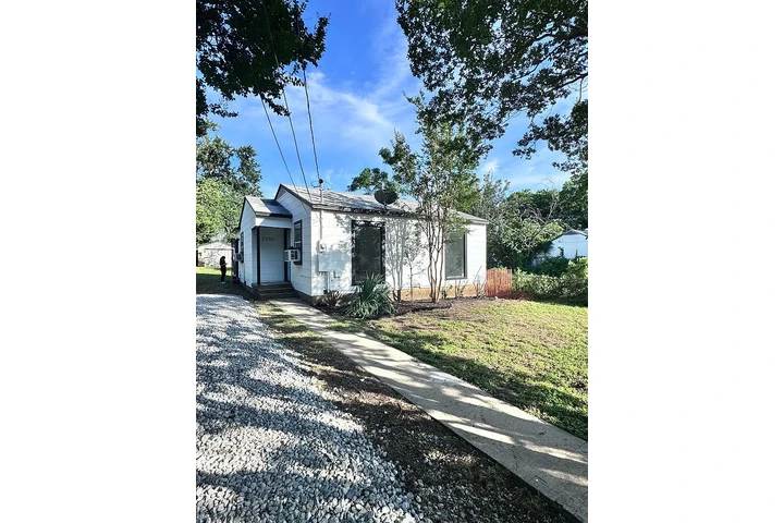 $900 : Esta casa renovada ya está image 2