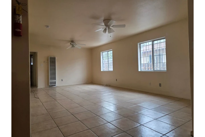 $2865 : 3 dormitorios, 2 baños casa image 1