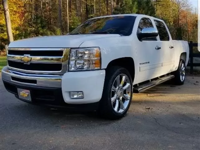 $6000 : 2011 CHEVROLET SILVERADO LT 4D image 1