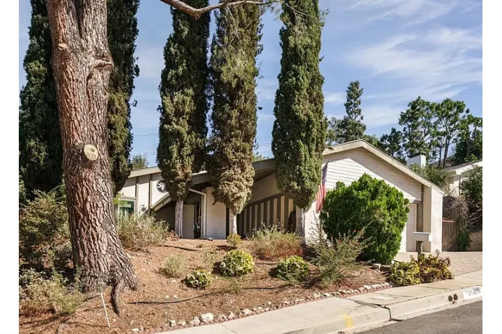$2000 : FOR LEASE Dellmont Dr, Tujunga image 2