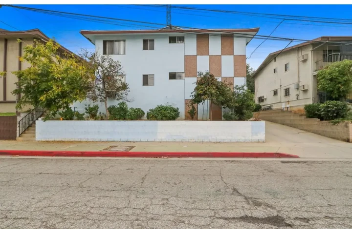 $1965 : 2Bedroom 1Bath Apt In Downey image 1