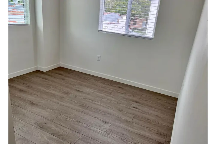 $2495 : 3 Bedroom Apt in koreatown LA image 3