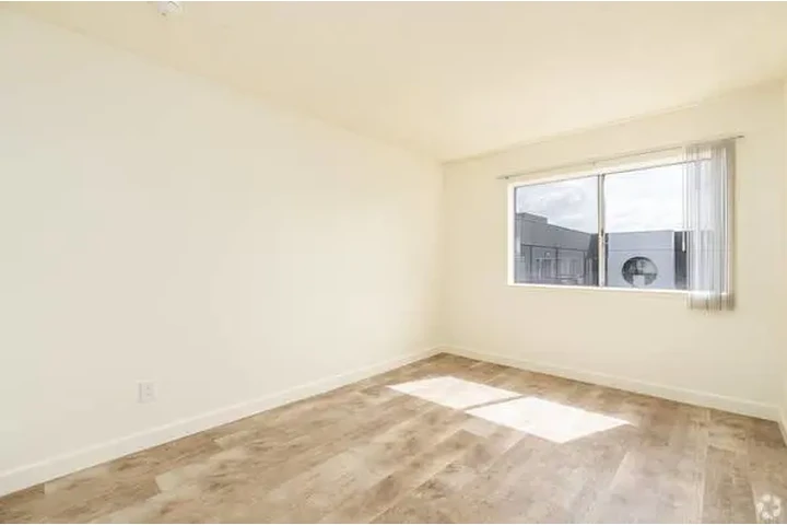 $1350 : Apartment for rent image 1