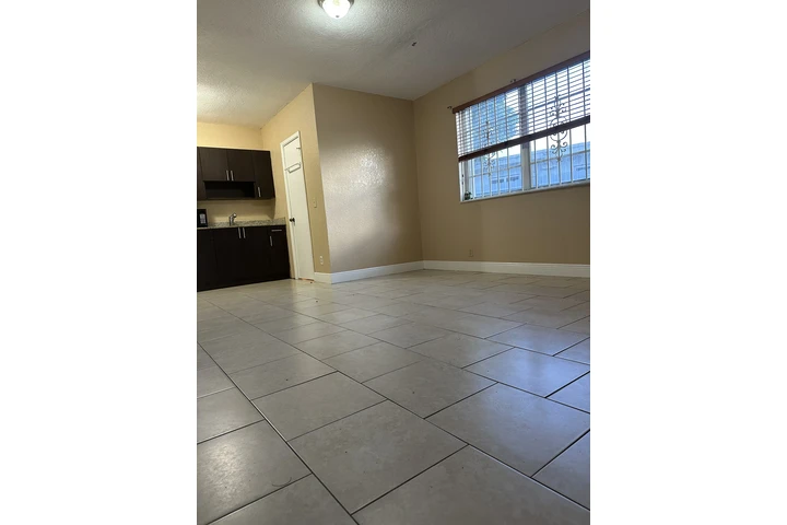 $1700 : Renta efficiency /  un cuarto image 10