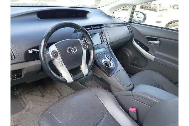 2011 Prius Three image 5