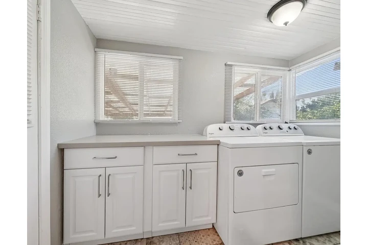 $1300 : Cozy, modern 2-bed, 2-bath sin image 7