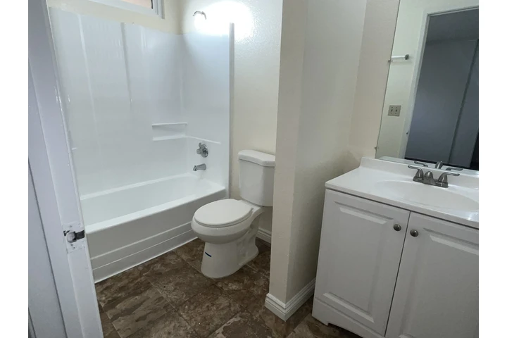 $2400 : RENTO APTO 2 CUARTOS LYNWOOD image 8