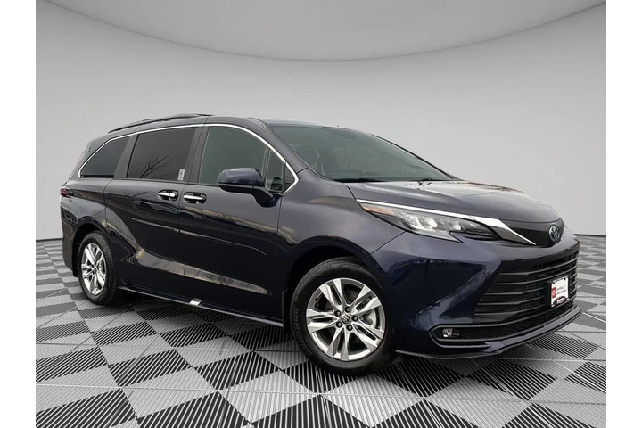 $47994 : 2025 Sienna XLE 7-Passenger image 1