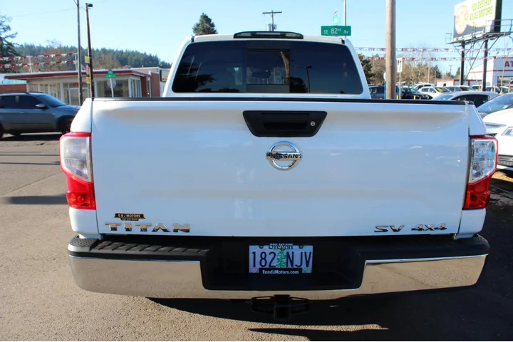 $20495 : 2017 Titan 4x4 Crew Cab SV image 6