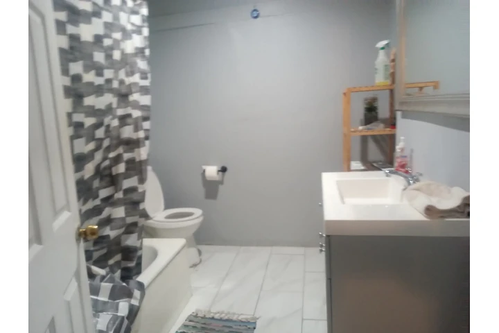 $1100 : RENT A ROOM/ MELROSE HILLS image 1