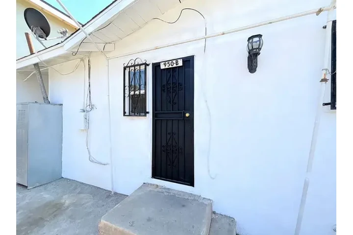 $1030 : 1 BEDROOM HOUSE GARAGE PARKING image 1
