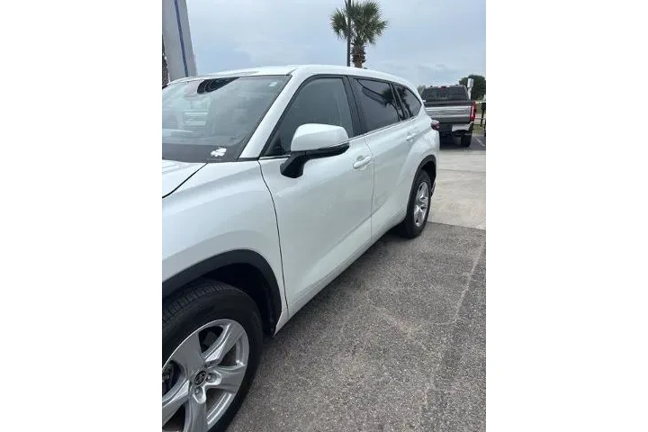 $34840 : Toyota Highlander 2023 LE 4d image 4