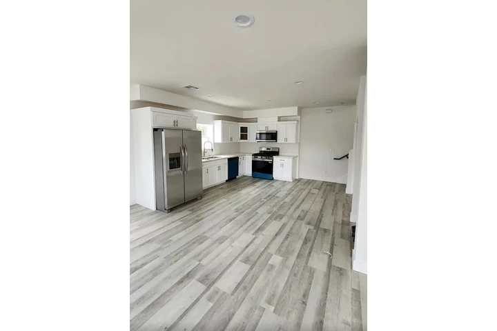 $1450 : 1 Bed 1 Bath in West Adams LA image 3