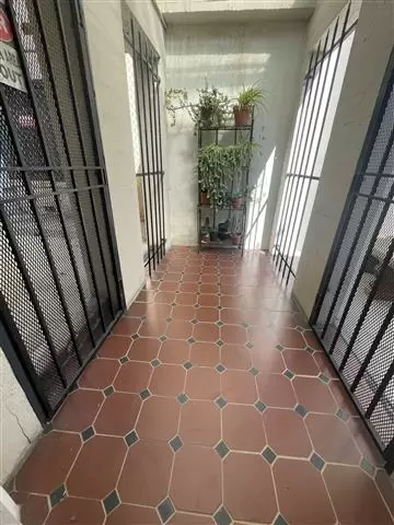 $1700 : 535 S Gramercy  Paradise in LA image 8