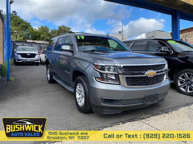 $31995 : Used 2019 Suburban 4WD 4dr 15 image 2