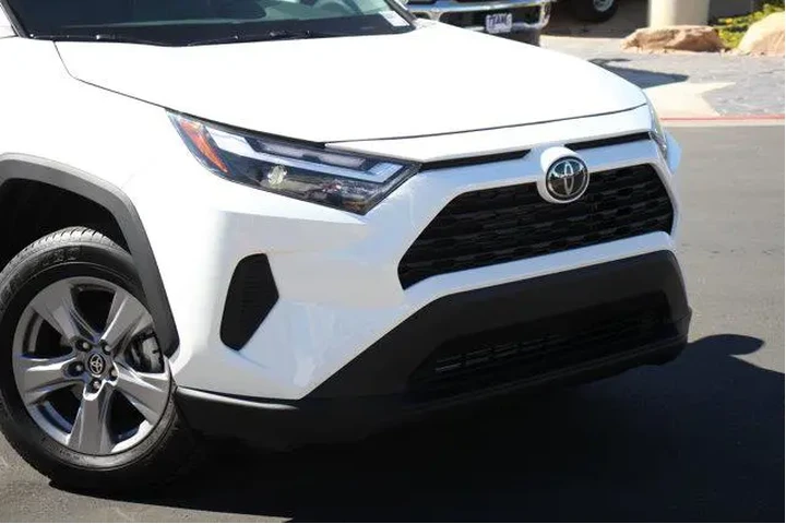 $29009 : Toyota RAV4 2024 XLE 4dr SUV image 2