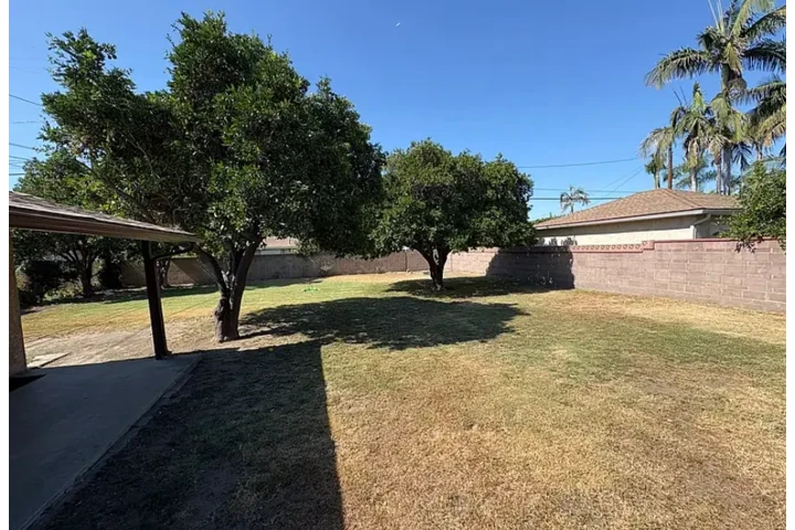 $2500 : Welcome to this inviting 3-bed image 2