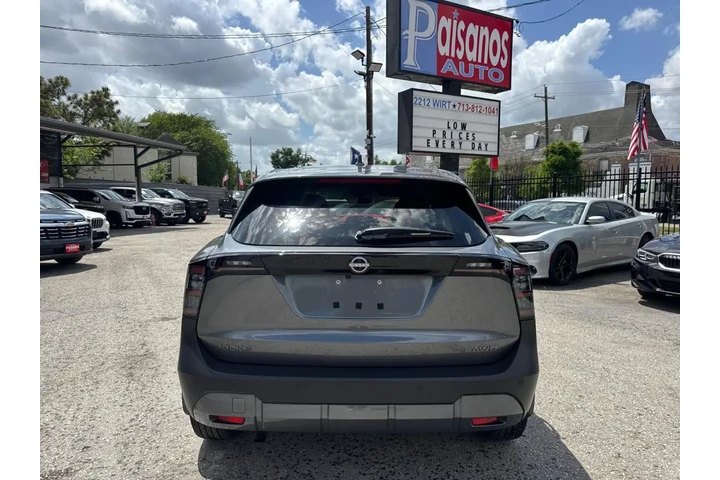 2025 Kicks SV 4WD image 5