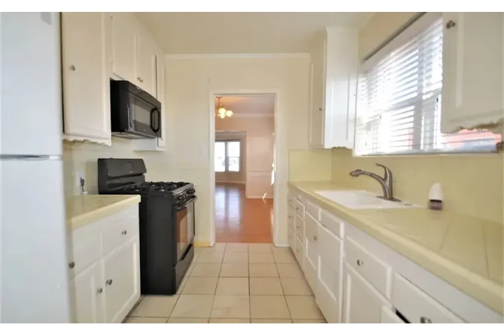 $2365 : 3 bedroom home in Los Angeles image 5