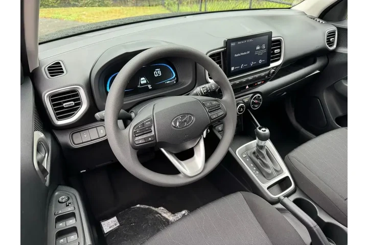 $22415 : Hyundai VENUE 2026 SE 4dr Cr image 2