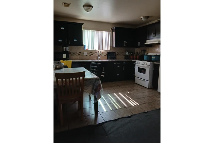 $350 : SE RENTA ESPACIO EN SALA image 3