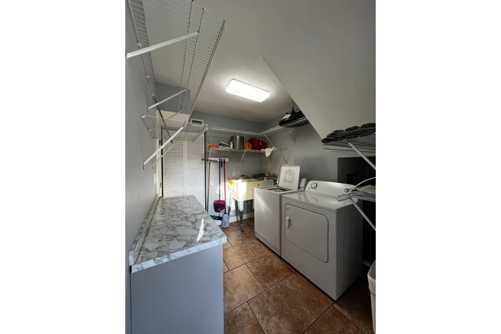$1400 : Se renta habitación image 4
