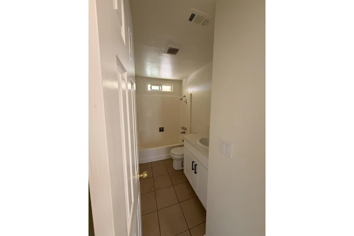 $2150 : Duplex Casa 2 Cuarto 2 Baños image 3