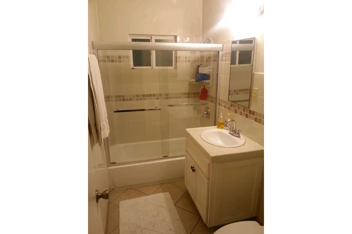 $1100 : RENTO CUARTO EN DOWNEY image 4