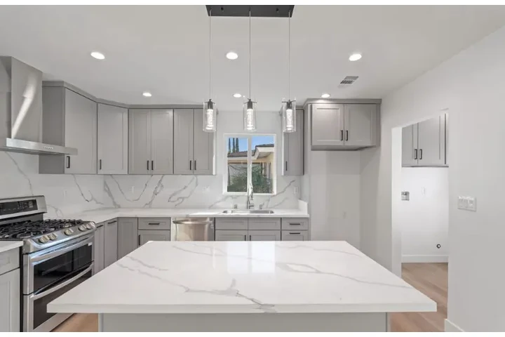 $2395 : 3Bed 2Bath House For in LA image 6