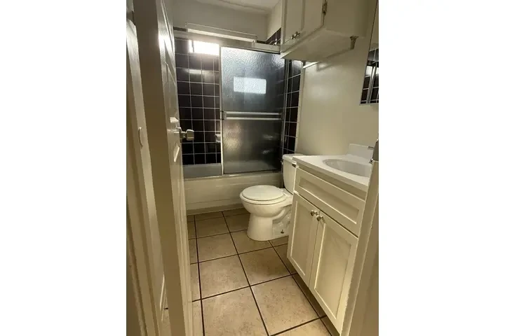 $1195 : L.A. FIGUEROA/ IMPERIAL  APTO image 2