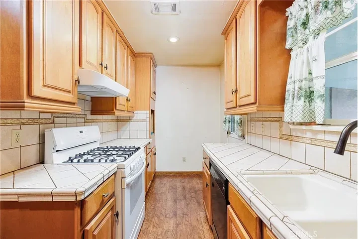 $1400 : 3 Bedrooms - Renta image 7