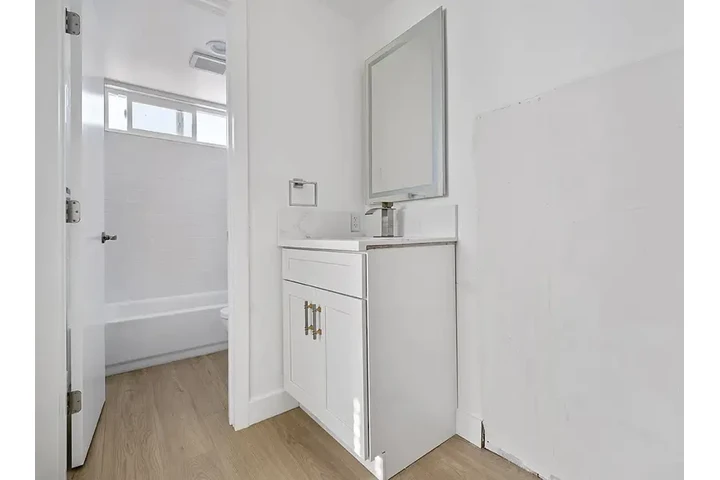 $1400 : 1-Bed  1-Bath in Koreatown now image 9