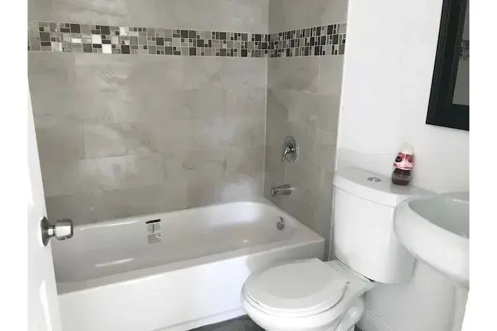 $1950 : 3 bed 2 bath available image 3